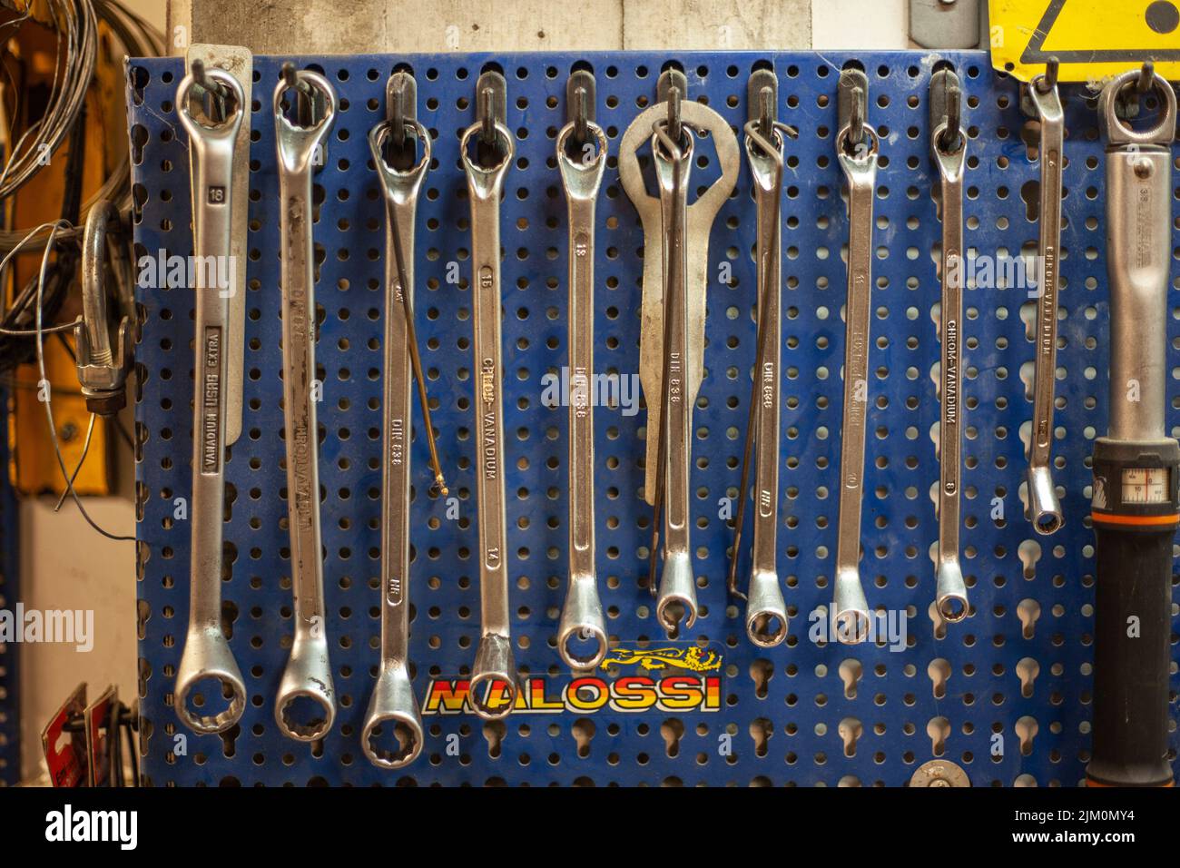 MILÁN, ITALIA 24 DE ABRIL de 2022: Detalle de las herramientas mecánicas colgando Foto de stock