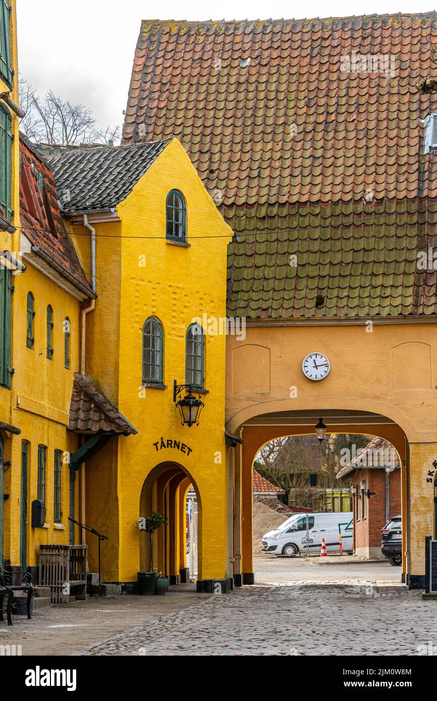 Característico patio interior rodeado de casas y almacenes. Assens, Dinamarca, Europa Foto de stock