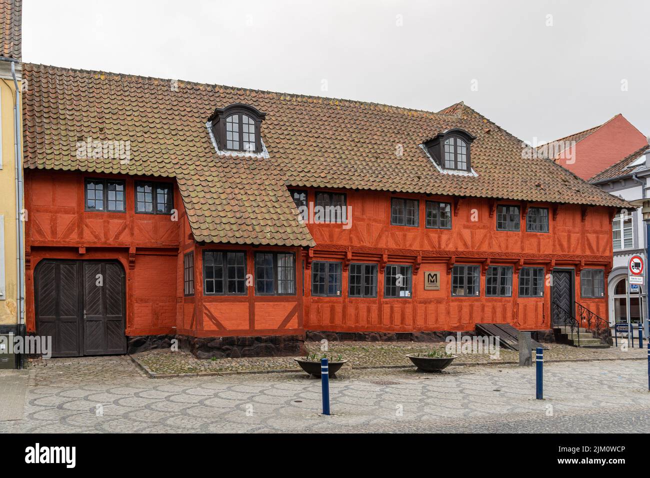 El edificio rojo que alberga el museo dedicado al héroe marino Willemoes de Assens. Assens, Dinamarca, Europa Foto de stock