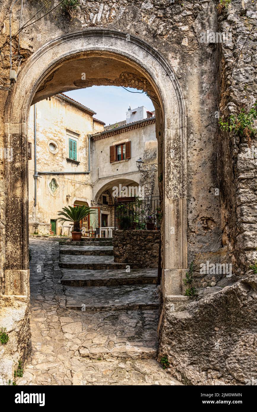Arco de entrada al patio del castillo de Vico del Gargano. Vico del Gargano, provincia de Foggia, Apulia, Italia, Europa Foto de stock