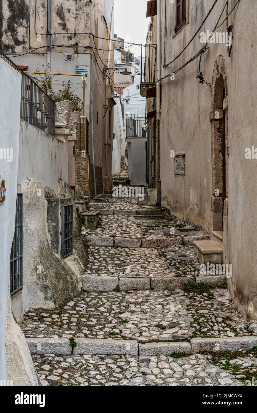 Característico callejón con la escalera empedrada típica de los pequeños pueblos costeros de Puglia. Peschici, provincia de Foggia, Apulia, Italia, Europa Foto de stock