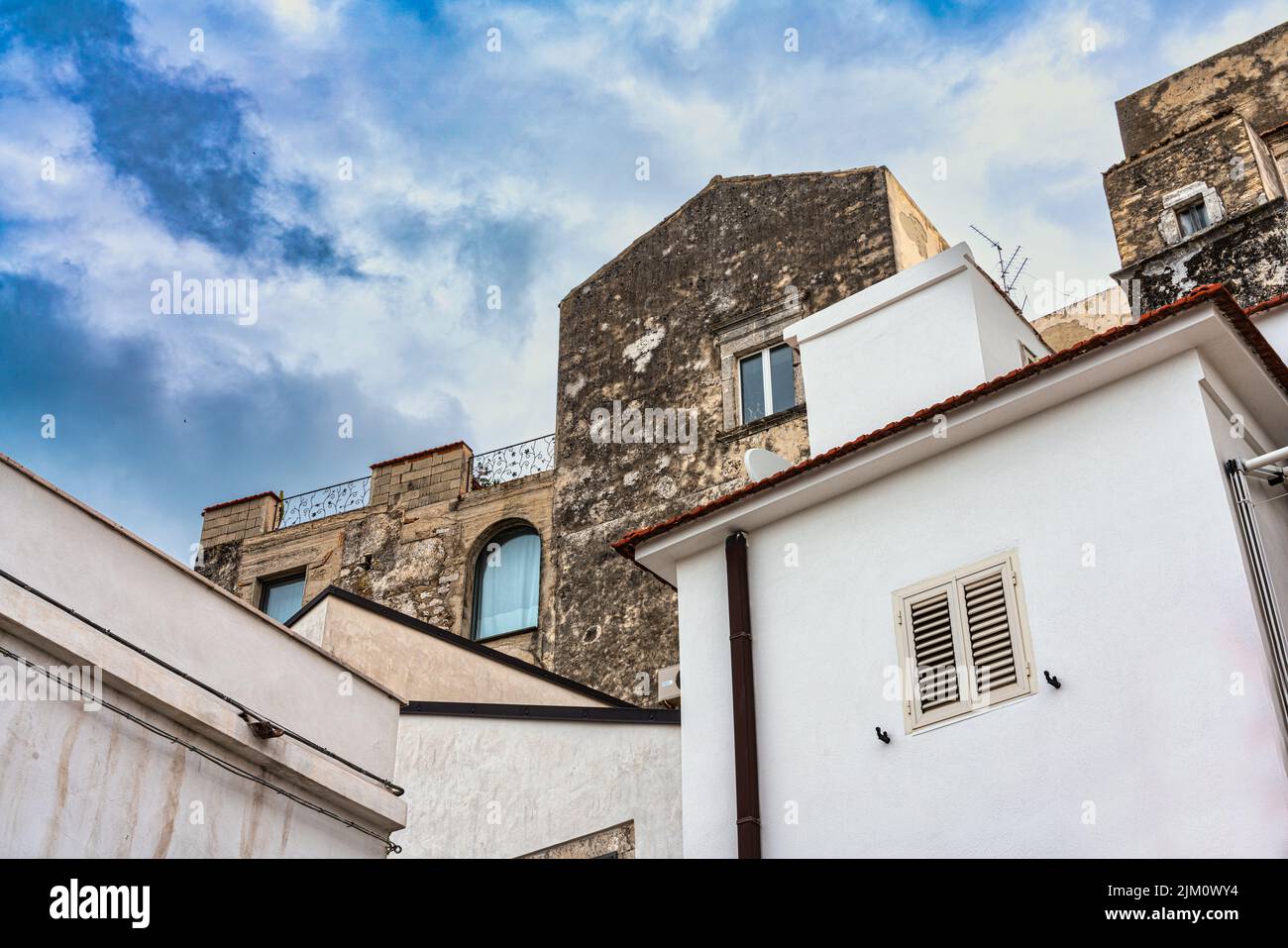 Casas típicas, encaramadas unas sobre otras, en el pueblo costero de Apulia de Peschici. Peschici, provincia de Foggia, Apulia, Italia, Europa Foto de stock