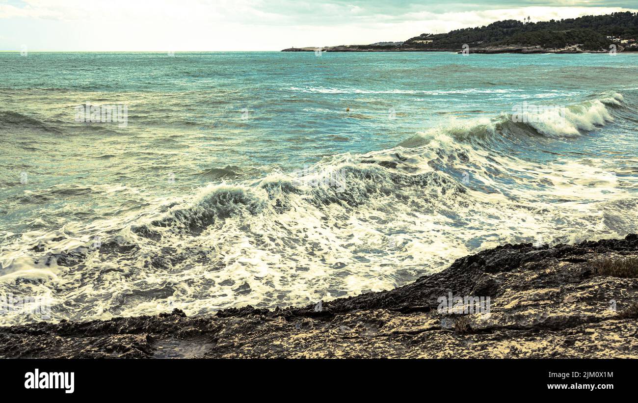 Las olas de surf rompen en las costas de la Bahía de Sfinale, la última bahía en el territorio de Peschici. Peschici, provincia de Foggia, Apulia, Italia, Europa Foto de stock