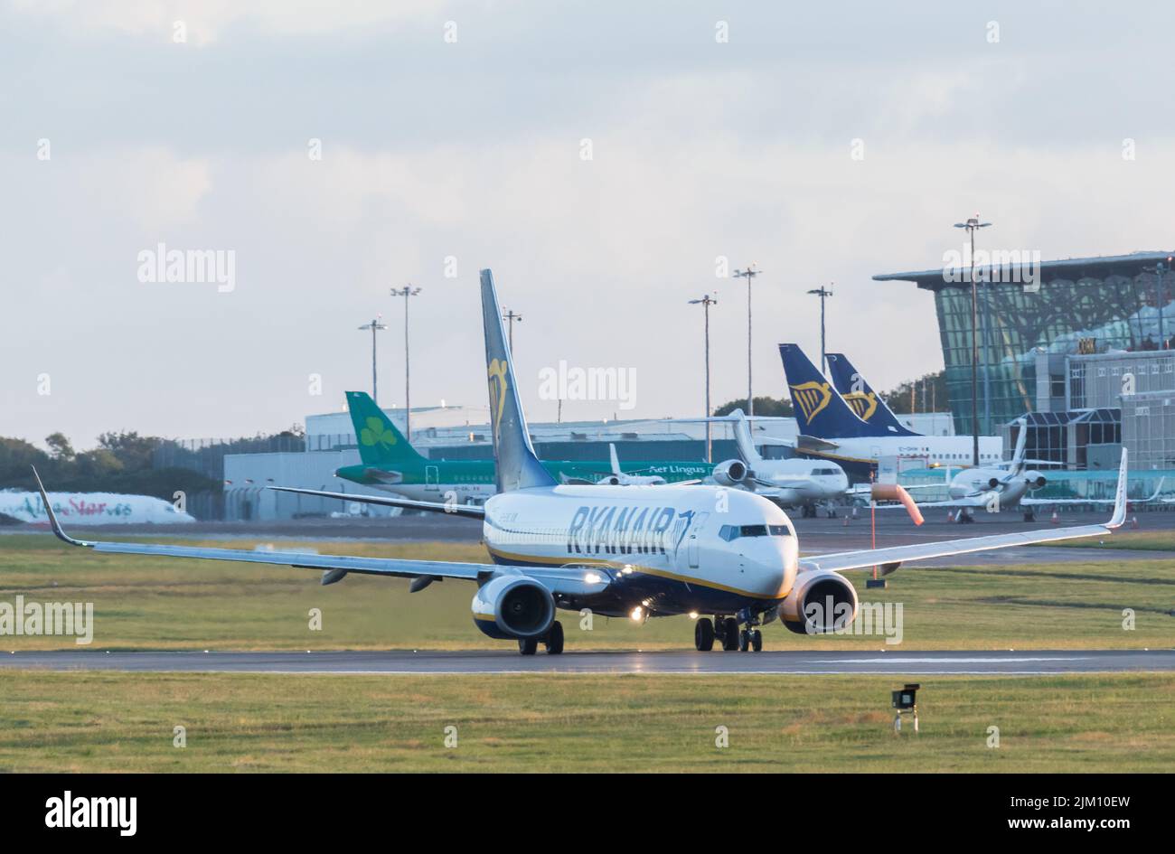 Aeropuerto de Cork, Cork, Irlanda. 04th de agosto de 2022. Un Boeing 737 de Ryanair rodando en la pista antes de la salida para Poznan desde el aeropuerto de Cork, Irlanda.- Crédito; David Creedon / Alamy Live News Foto de stock