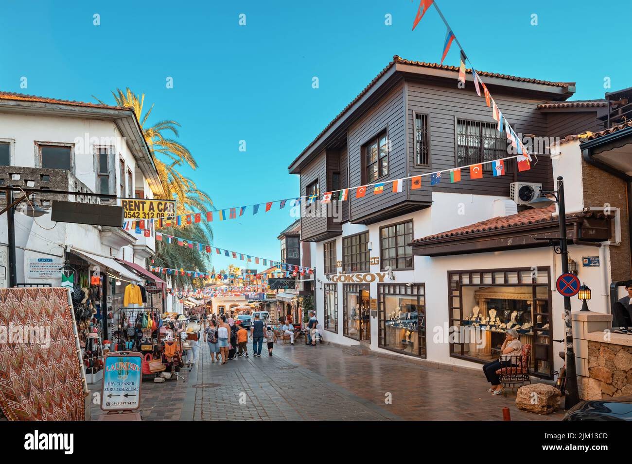 21 de junio de 2022, Antalya, Turquía: La gente y los turistas que caminan por el camino peatonal en el casco antiguo de la ciudad en el distrito de Kaleici. Foto de stock