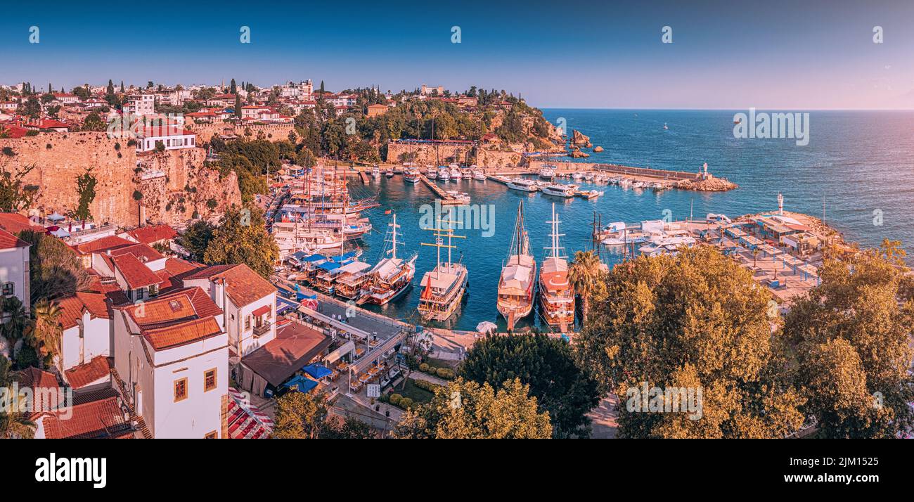 Vista aérea de la pintoresca bahía con puerto deportivo con yates cerca del casco antiguo de Kaleici en Antalya. Riviera Turca y paraíso turístico Foto de stock