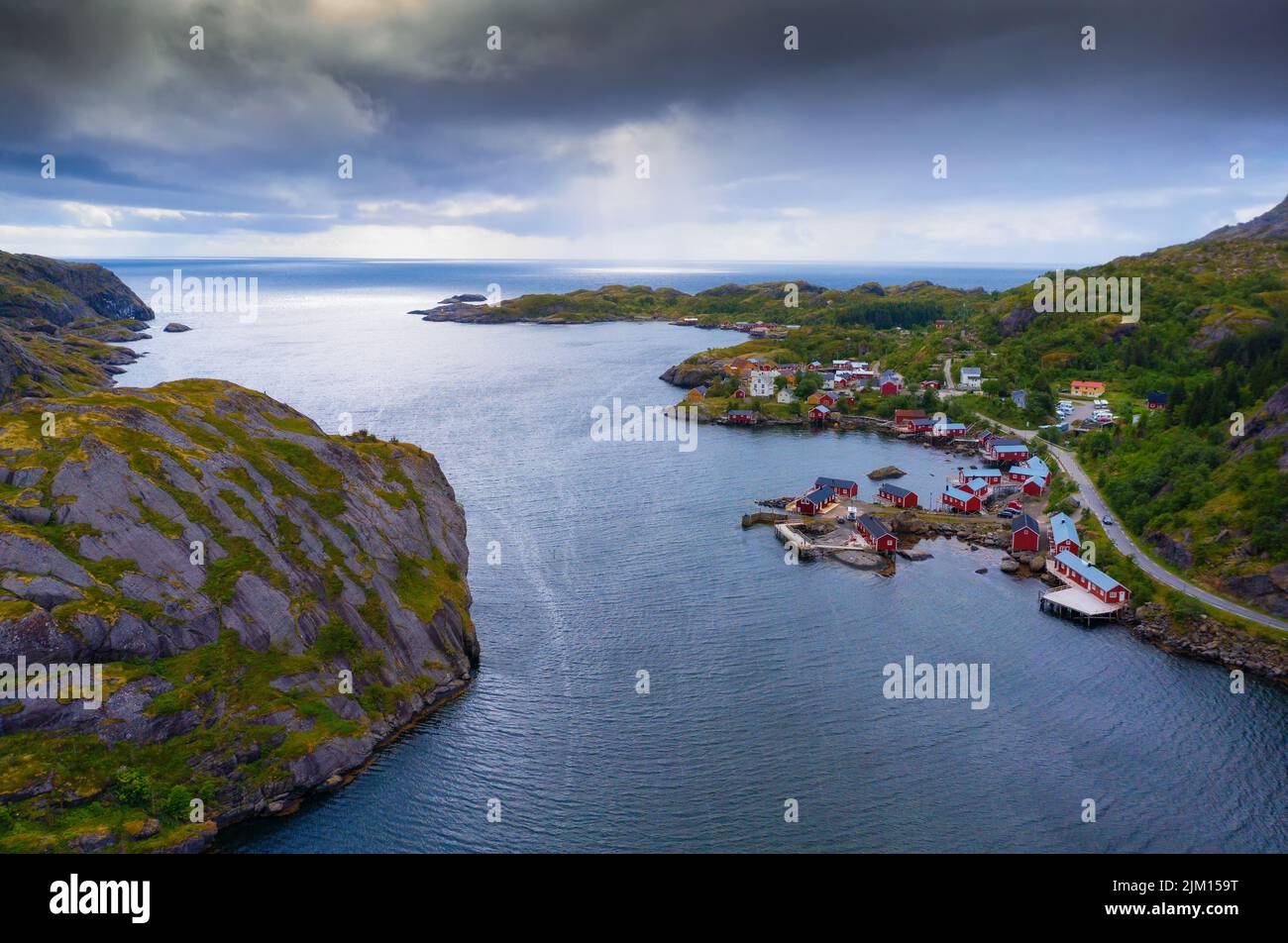 Vista aérea del pueblo pesquero de Nusfjord en las islas de Lofoten, Noruega Foto de stock