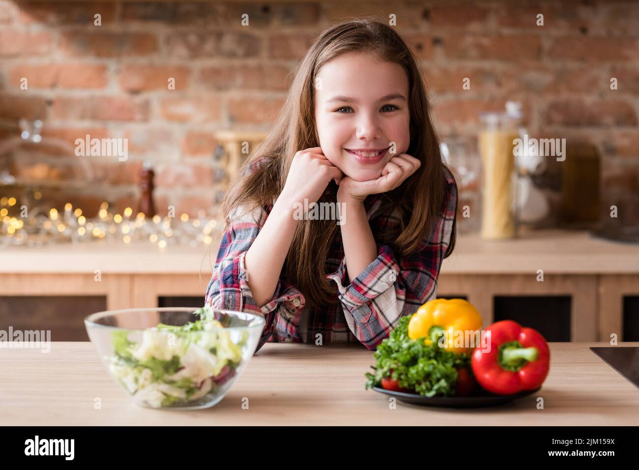 niña sonriente comida vegetariana ensalada nutrición saludable Foto de stock