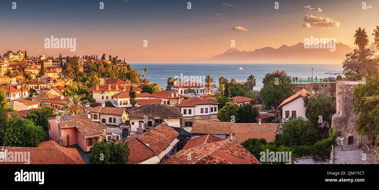 Vista panorámica del paisaje urbano de la azotea del centro turístico de Antalya casco antiguo y el mar azul en el fondo Foto de stock
