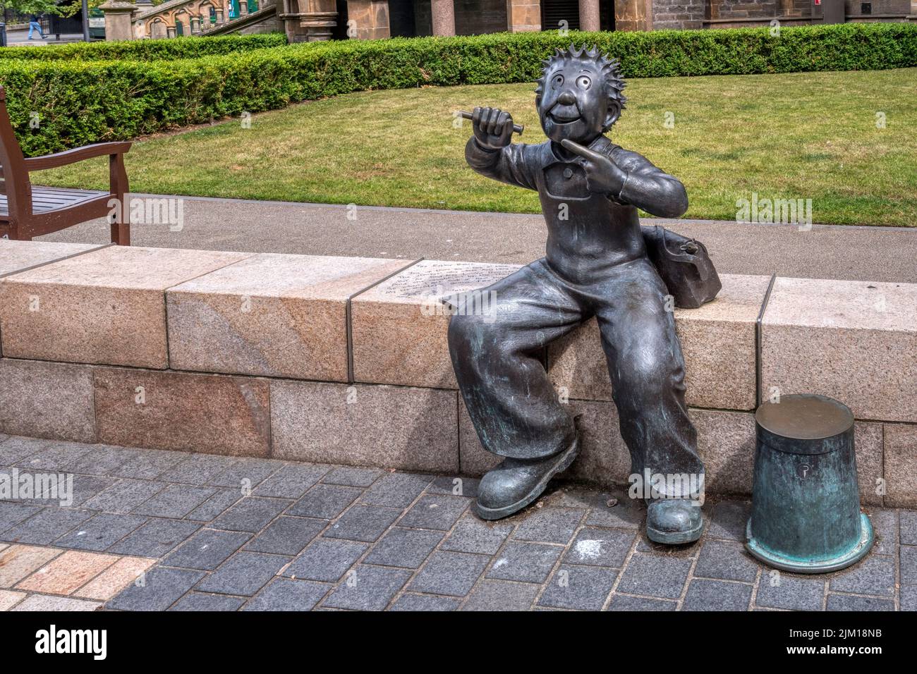 Estatua de Malcolm Robertson del personaje de dibujos animados Oor Wullie en el centro de Dundee. Foto de stock