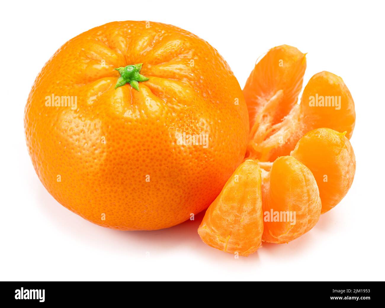 Frutas tigerinas maduras con rodajas de mandarina y sobre fondo blanco. Foto de stock