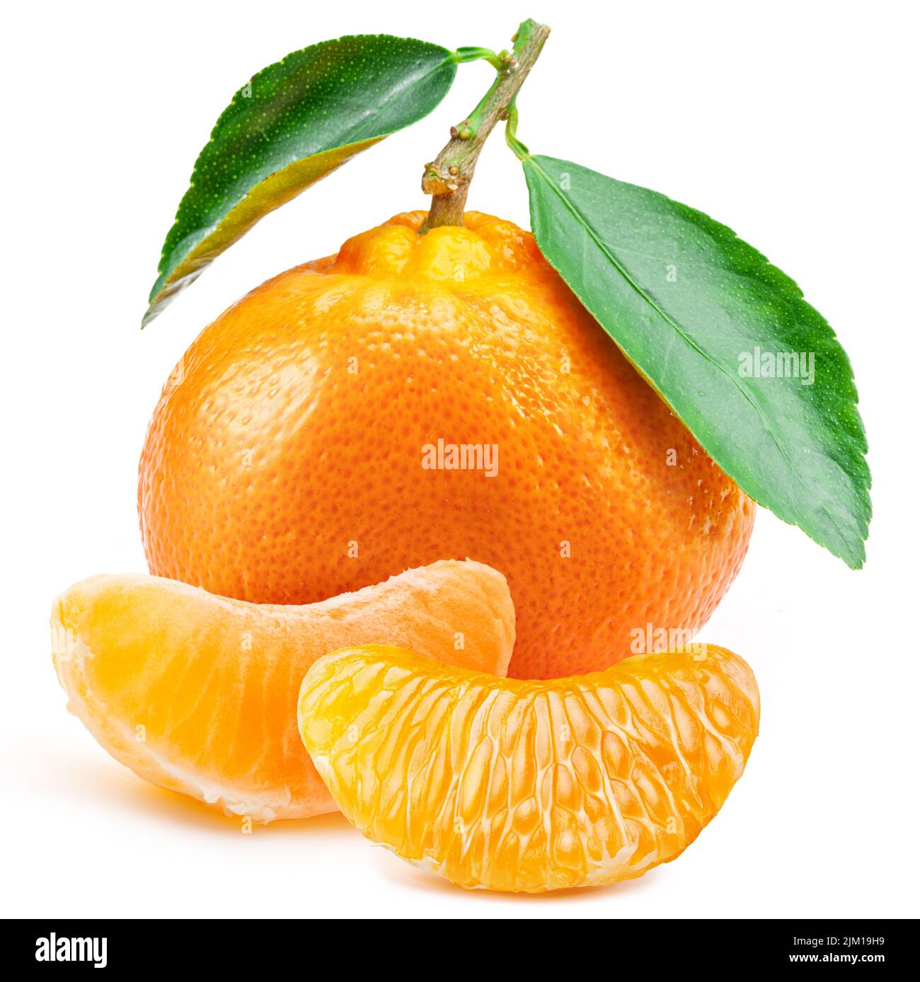 Frutas tigerinas maduras con rodajas de hoja y mandarina sobre fondo blanco. Foto de stock