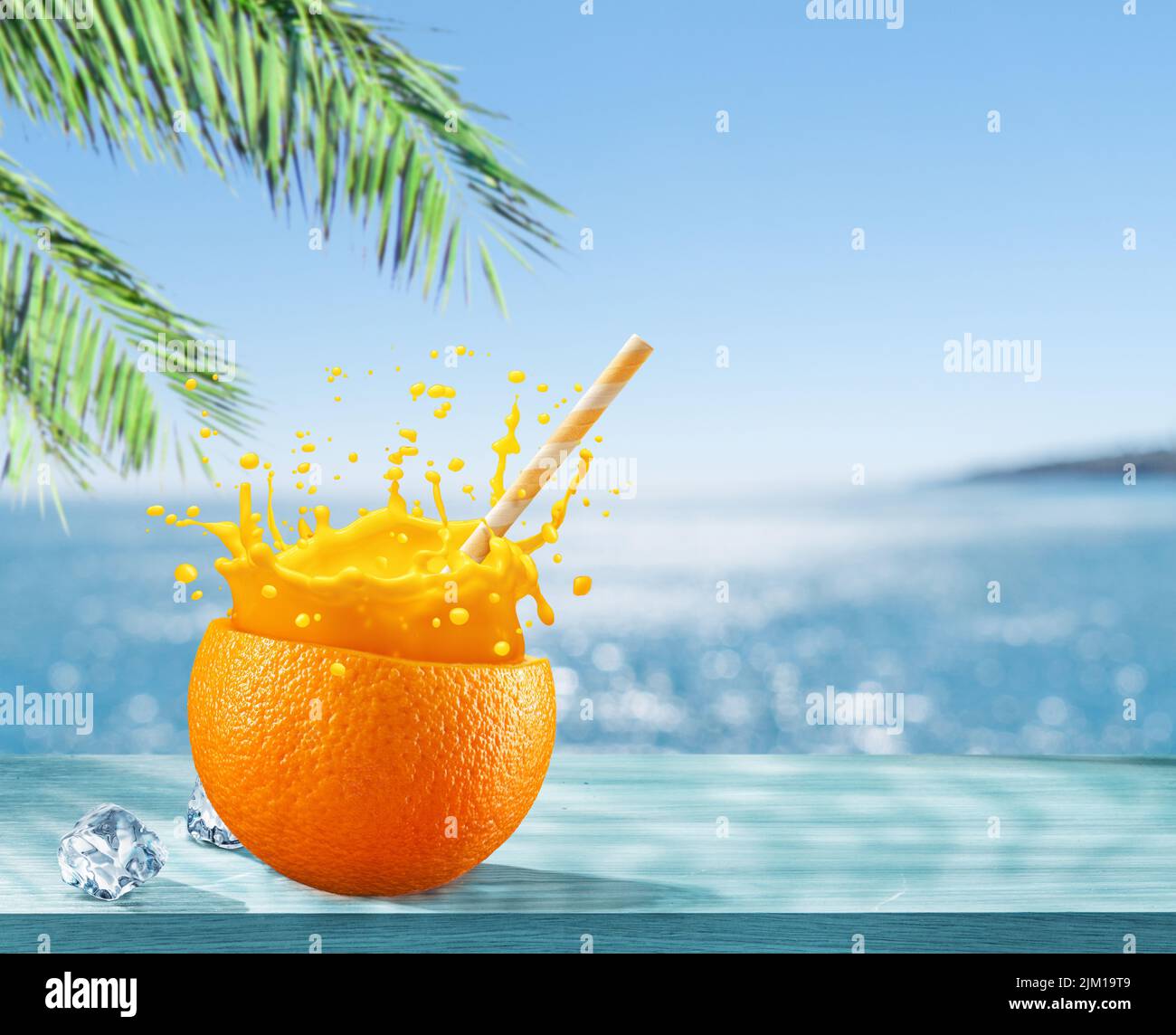 Fruta de naranja como la taza con jugo de naranja salpicadura y paja. Azul brillante mar en el fondo. Concepto de bebidas. Foto de stock