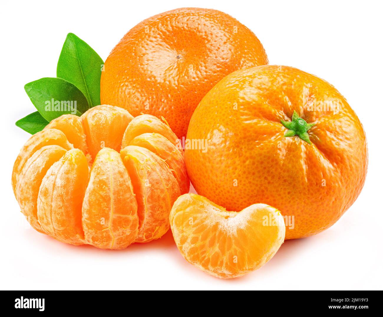 Frutas tigerinas maduras con rodajas de hoja y mandarina sobre fondo blanco. Foto de stock