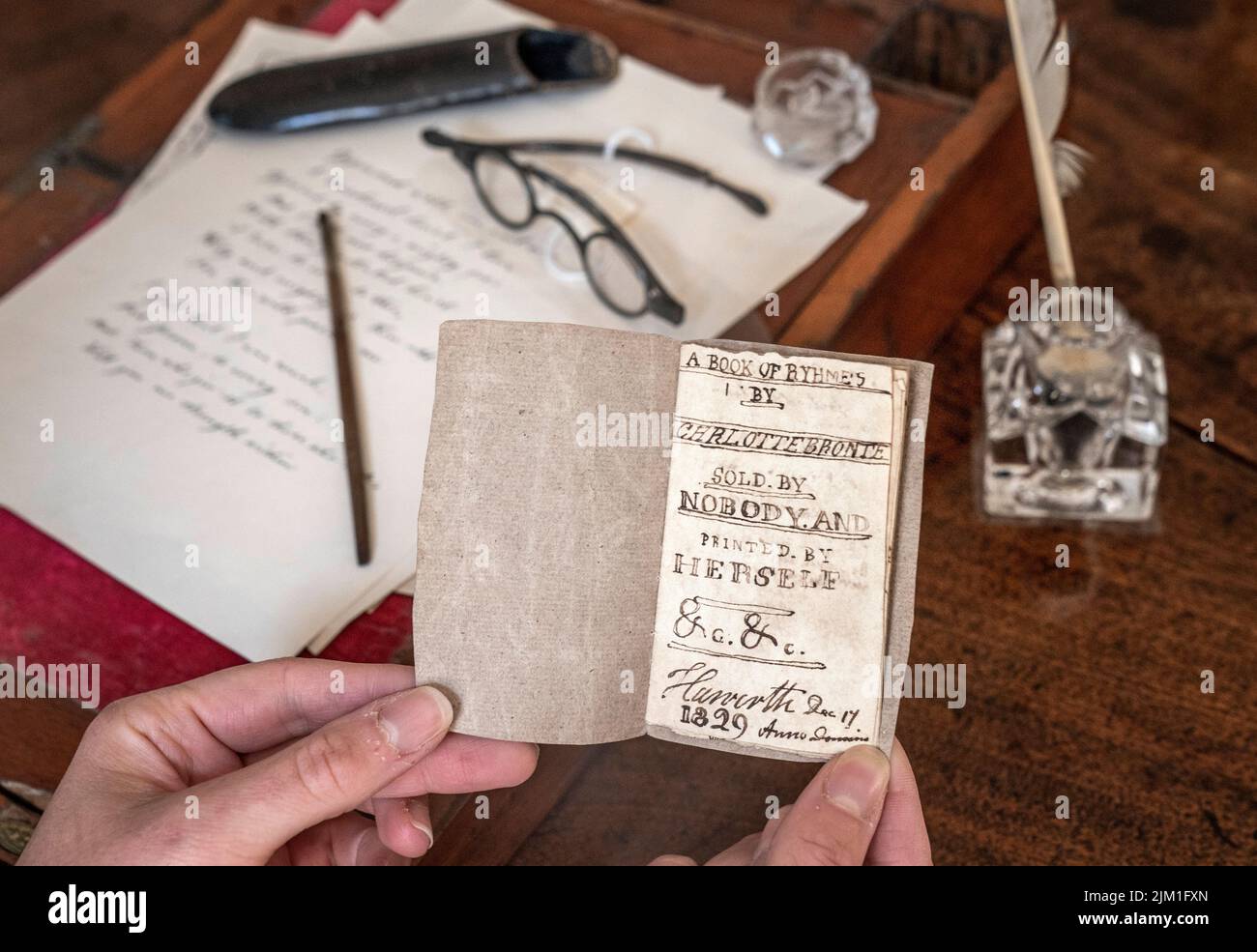 El último libro manuscrito en miniatura de Charlotte Bronte conocido por estar en manos privadas, como el libro va en exhibición después de su regreso al Museo Bronte Parsonage en Haworth, Keighley, West Yorkshire, una vez el hogar de la familia Bronte. Fecha de la foto: Jueves 4 de agosto de 2022. Foto de stock