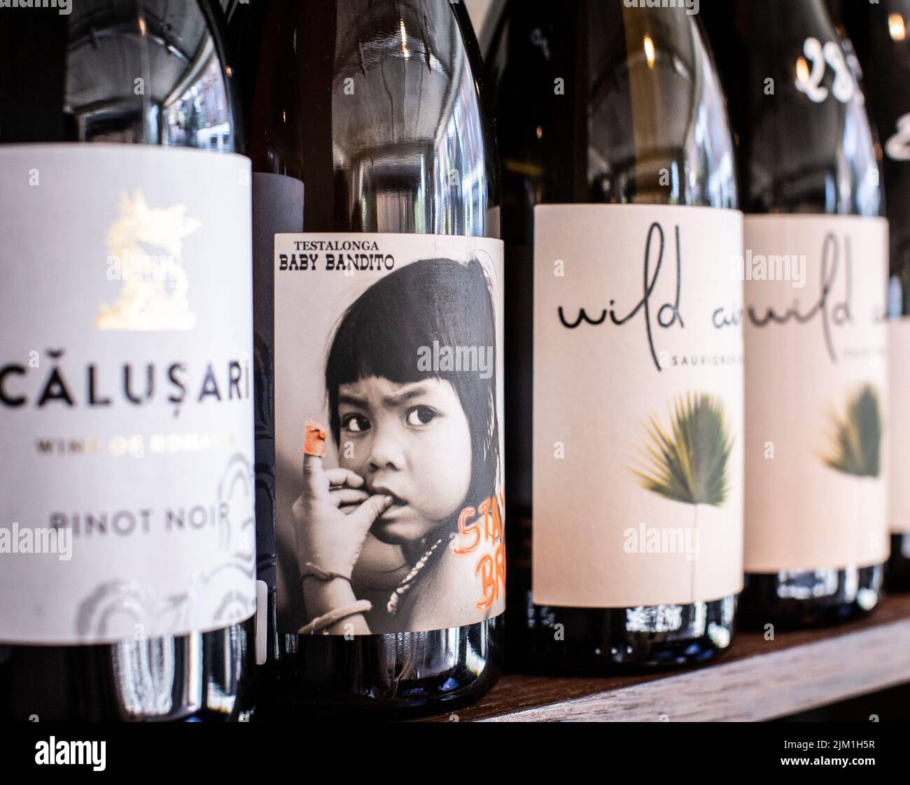 hermosas botellas de vino en la estantería Foto de stock