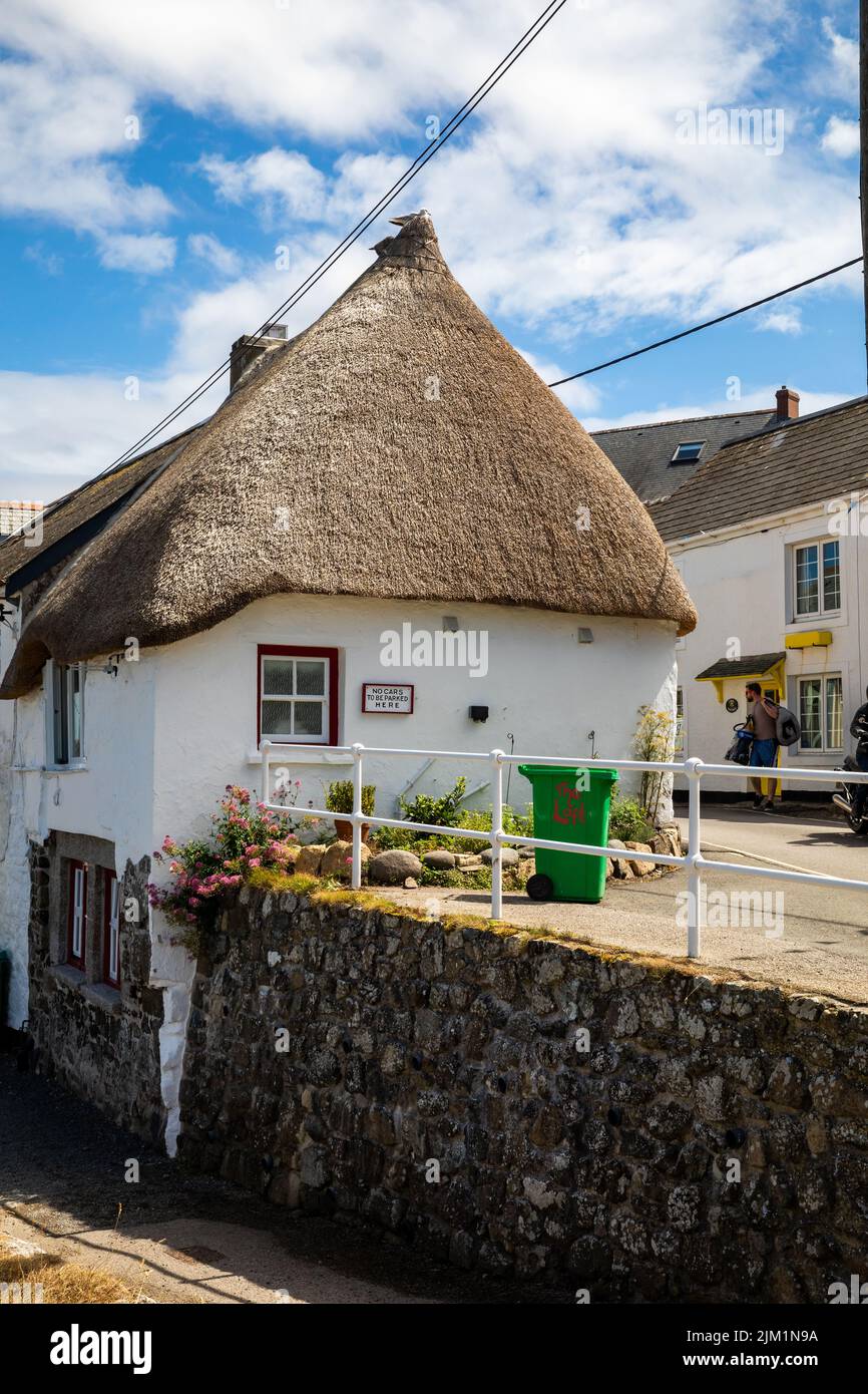 Casas rurales con techo de paja en Coverack, Cornwall, Reino Unido Foto de stock