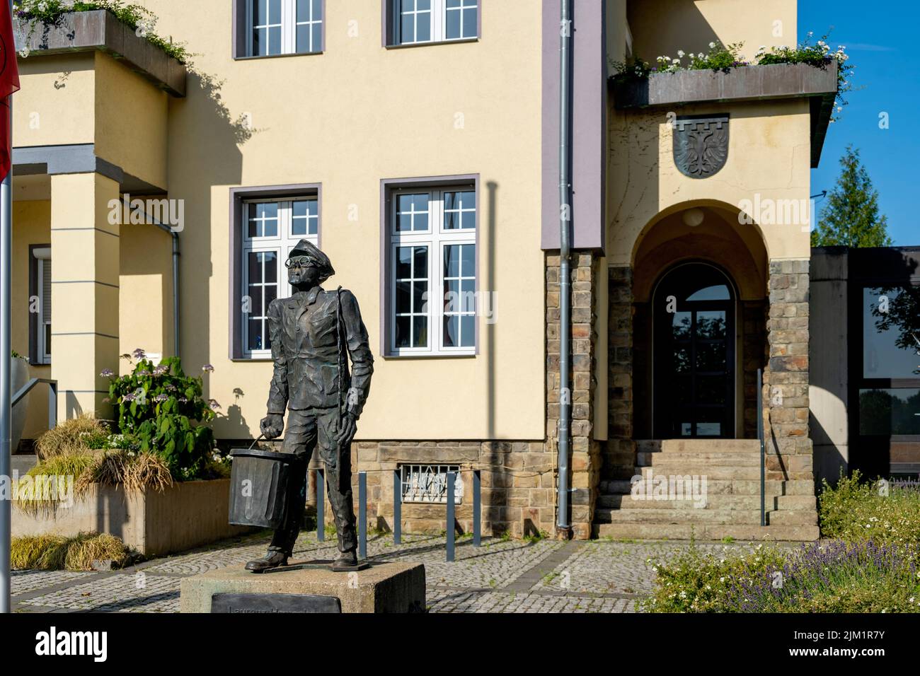 Deutschland, NRW, Kreis Düren, Merzenich, Statue des Merzenicher Originales 'Walze Löhr' vor dem Rathaus Foto de stock