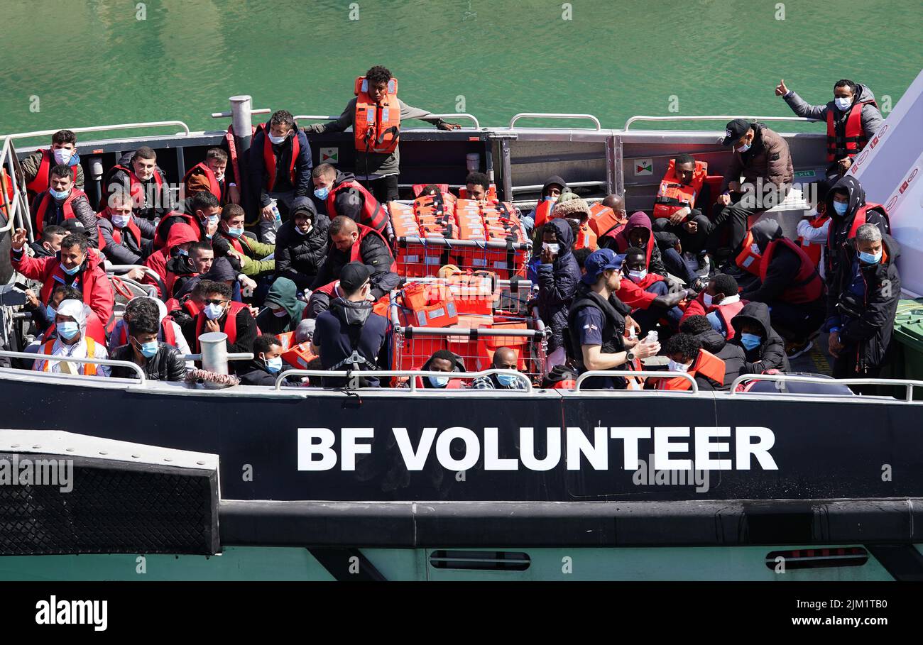 Un grupo de personas que se cree que son migrantes son llevadas a Dover, Kent, a bordo de un barco de la Fuerza Fronteriza, después de un pequeño incidente en el Canal de la Mancha. Fecha de la foto: Jueves 4 de agosto de 2022. Foto de stock