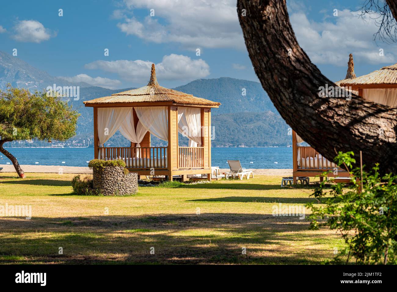 Cabaña lujosa y confortable entre los árboles de la playa del hotel Foto de stock