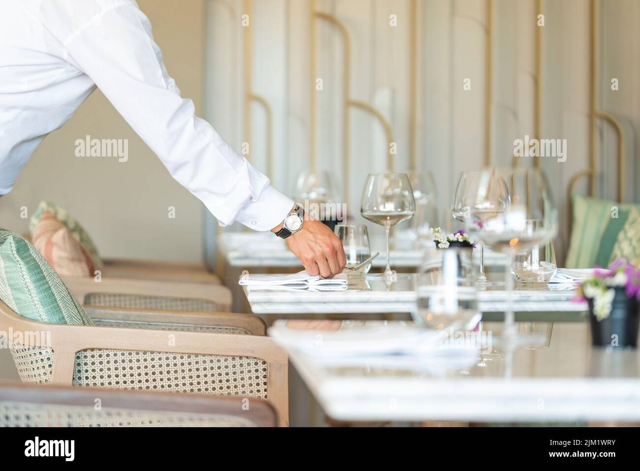 Un camarero sirve la mesa vacía del restaurante de lujo Foto de stock