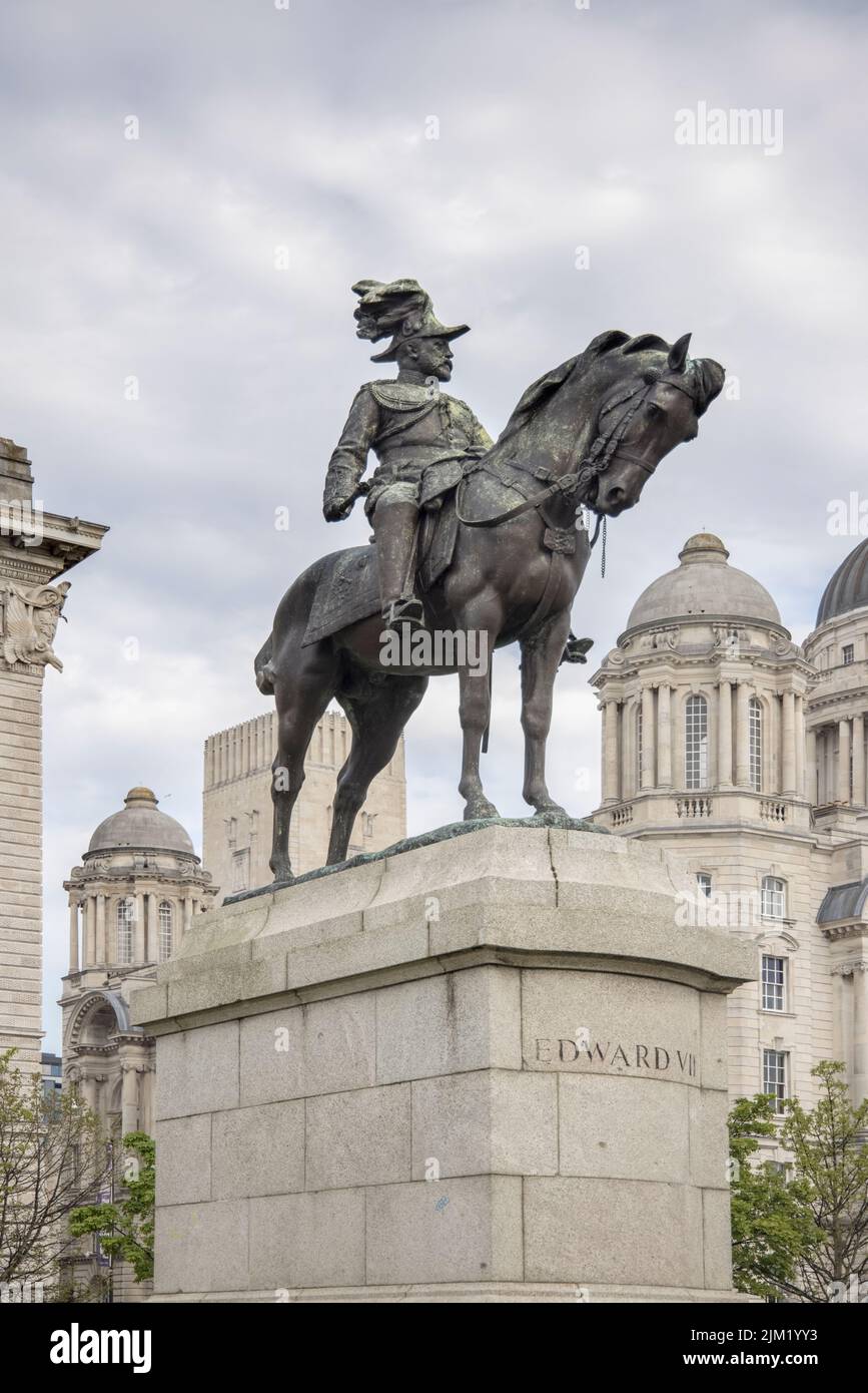 Estatua de edward V11 montando a caballo en la orilla del mar en liverpool merseyside Foto de stock