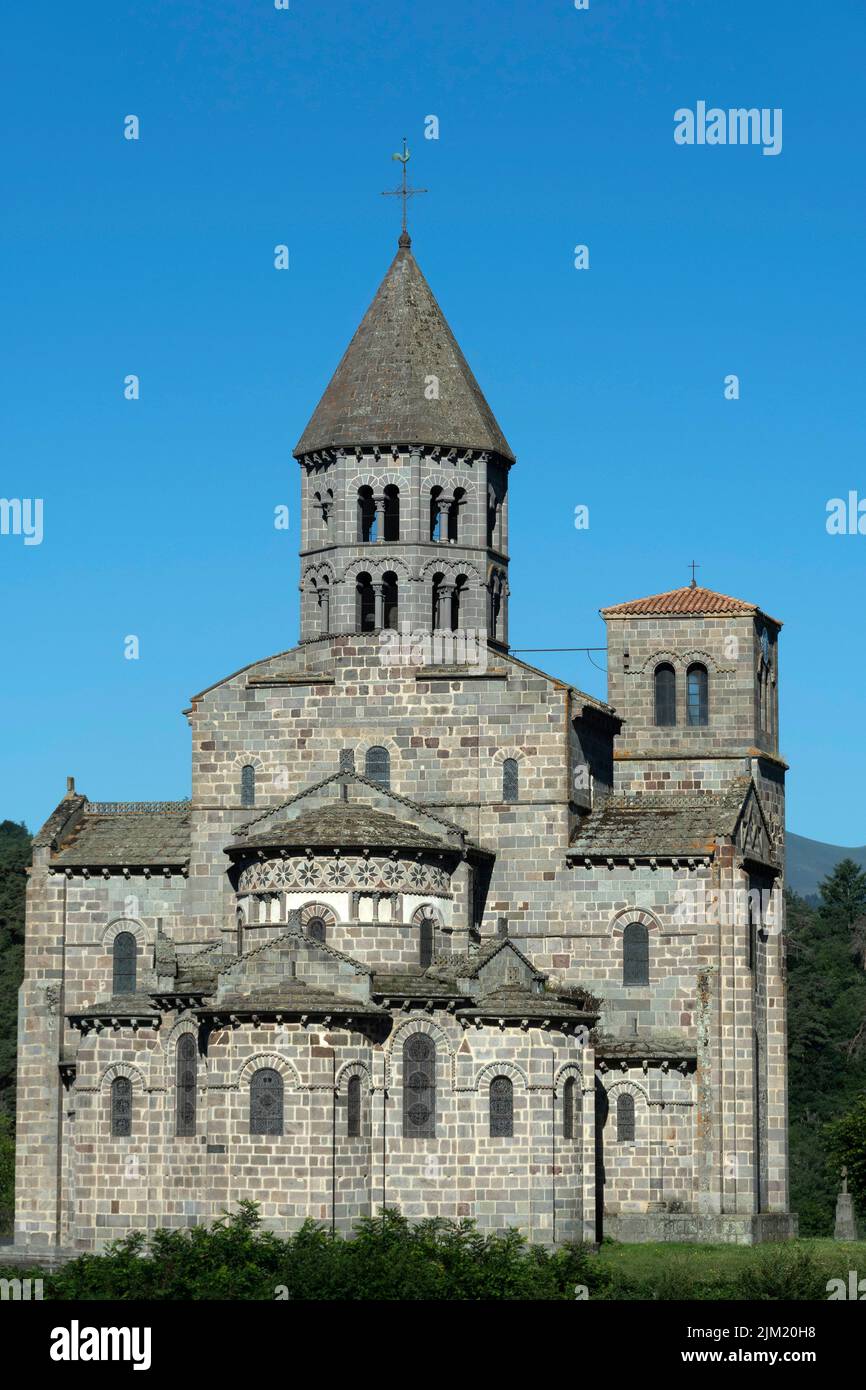 Iglesia románica de Saint Nectaire, parque natural regional de los volcanes de Auvernia, Puy de Dome, Auvernia Ródano-Alpes, Francia Foto de stock
