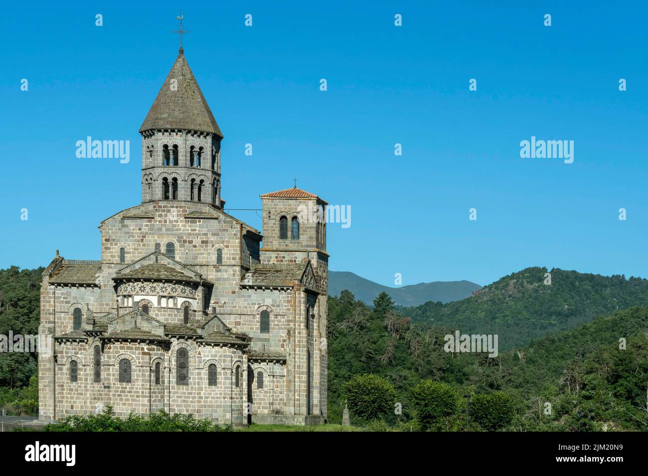 Iglesia románica de Saint Nectaire, parque natural regional de los volcanes de Auvernia, Puy de Dome, Auvernia Ródano-Alpes, Francia Foto de stock