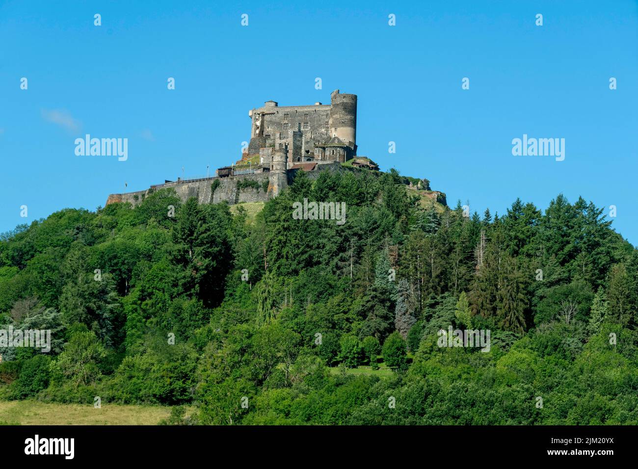 Castillo de Murol, Parque Natural de los Volcanes de Auvernia, departamento de Puy de Dome, Auvernia Ródano-Alpes, Francia Foto de stock