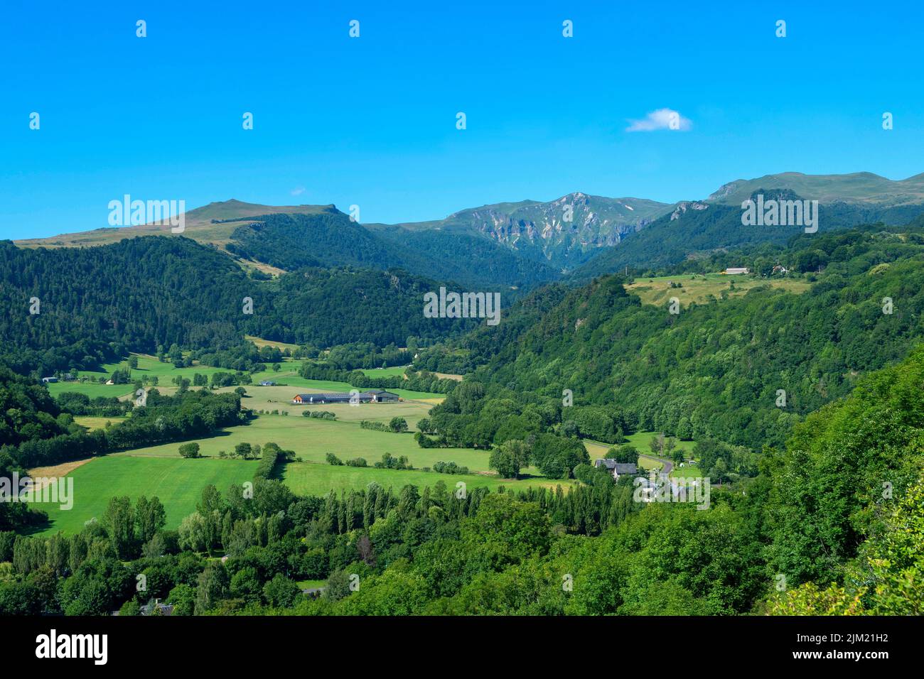 Vista del valle de Chaudefour en el Parque Natural de los Volcanes de Auvernia, departamento de Puy de Dome, Auvernia-Rhone-Alpes, Francia Foto de stock
