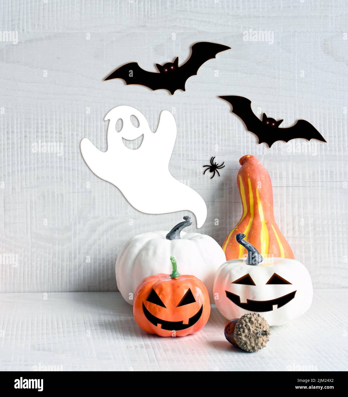 Decoraciones de Halloween sobre fondo gris pastel. Concepto de Halloween. Calabaza, araña, murciélago y fantasma. Foto de stock