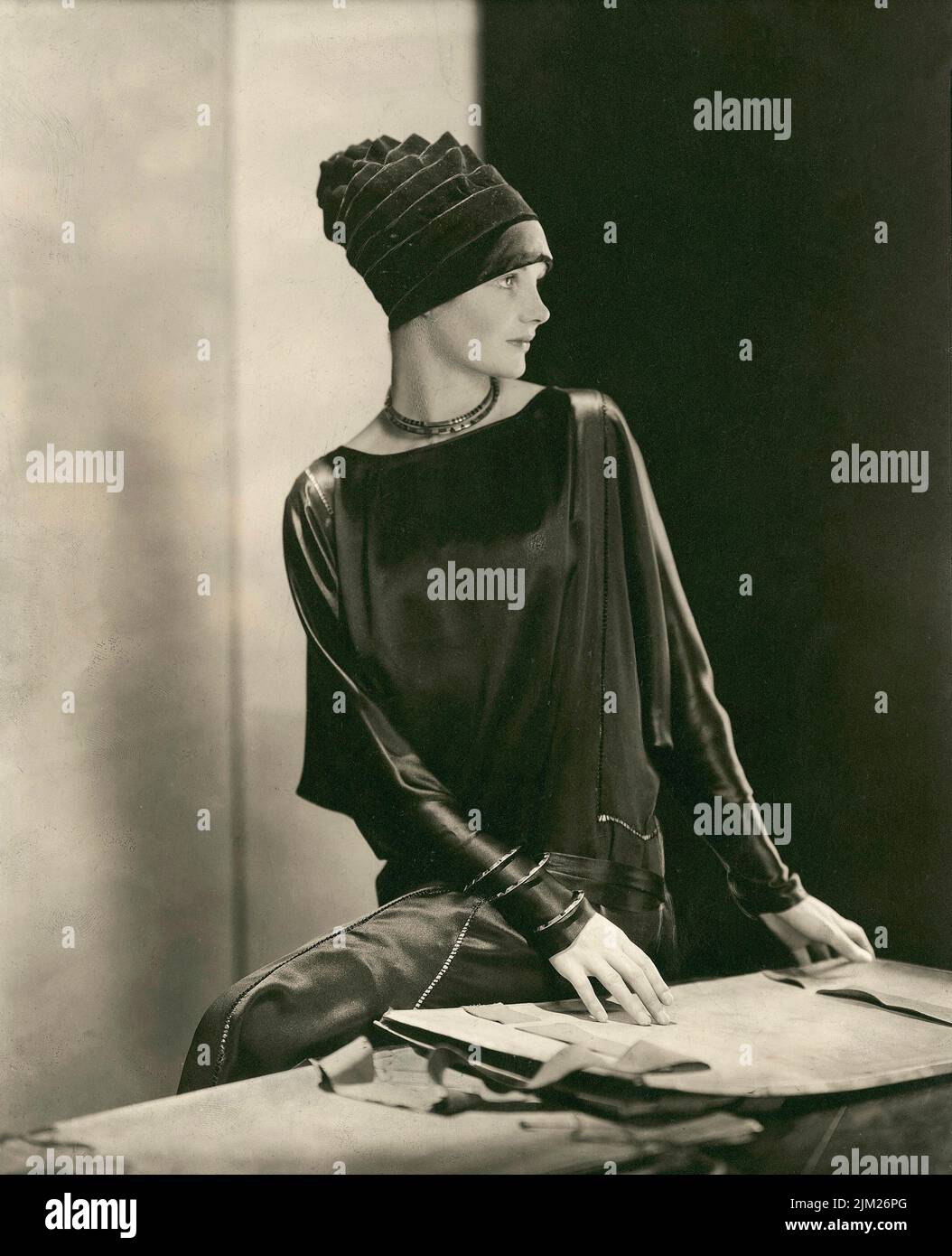 Modelo Dorothy Smart con un sombrero de terciopelo negro de Madame Agnès. Museo: COLECCIÓN PRIVADA. Autor: Edward Steichen. Foto de stock
