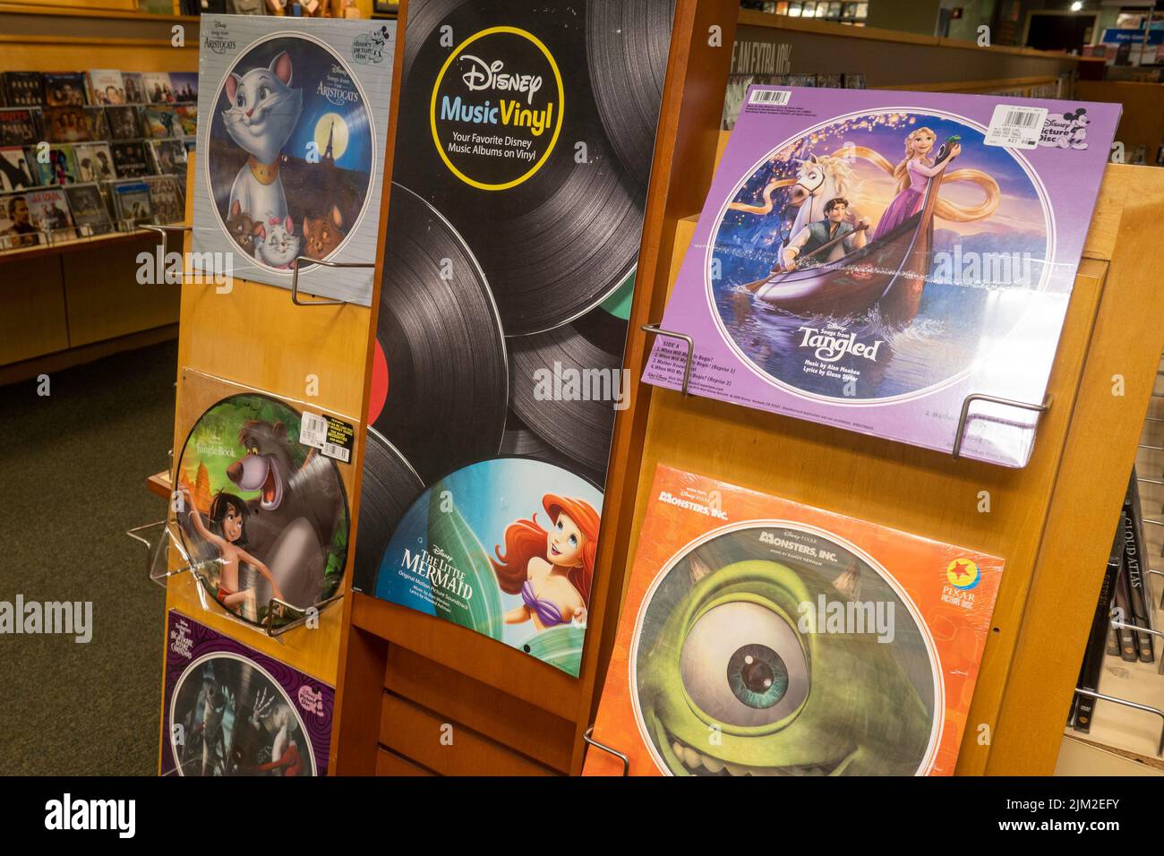 El Barnes & Noble Booksellers en la Quinta Avenida lleva una selección de discos de vinilo, NYC, USA 2022 Foto de stock