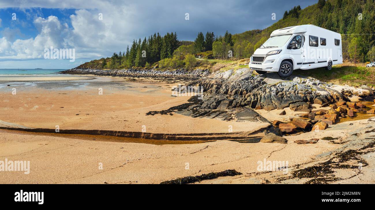 Una caravana o casa móvil frente a la orilla del mar Foto de stock