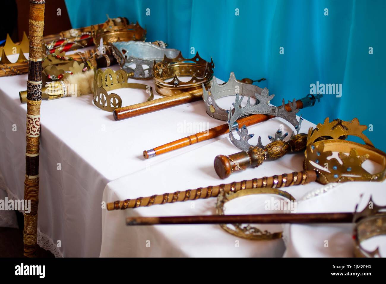 Coronas; bastones, cetros y postes utilizados en el Reino de Nuestra Señora del Rosario - Congado - Objetos de devoción y fe Foto de stock