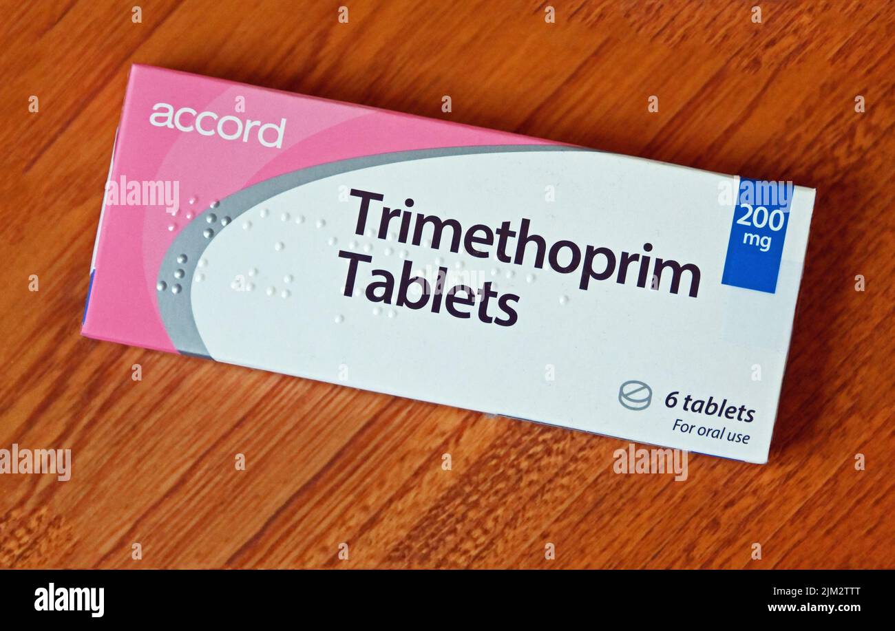 Fotografía del paquete de tabletas de trimetoprima. 200mg. Acuerdo. 6 comprimidos para uso oral. Foto de stock