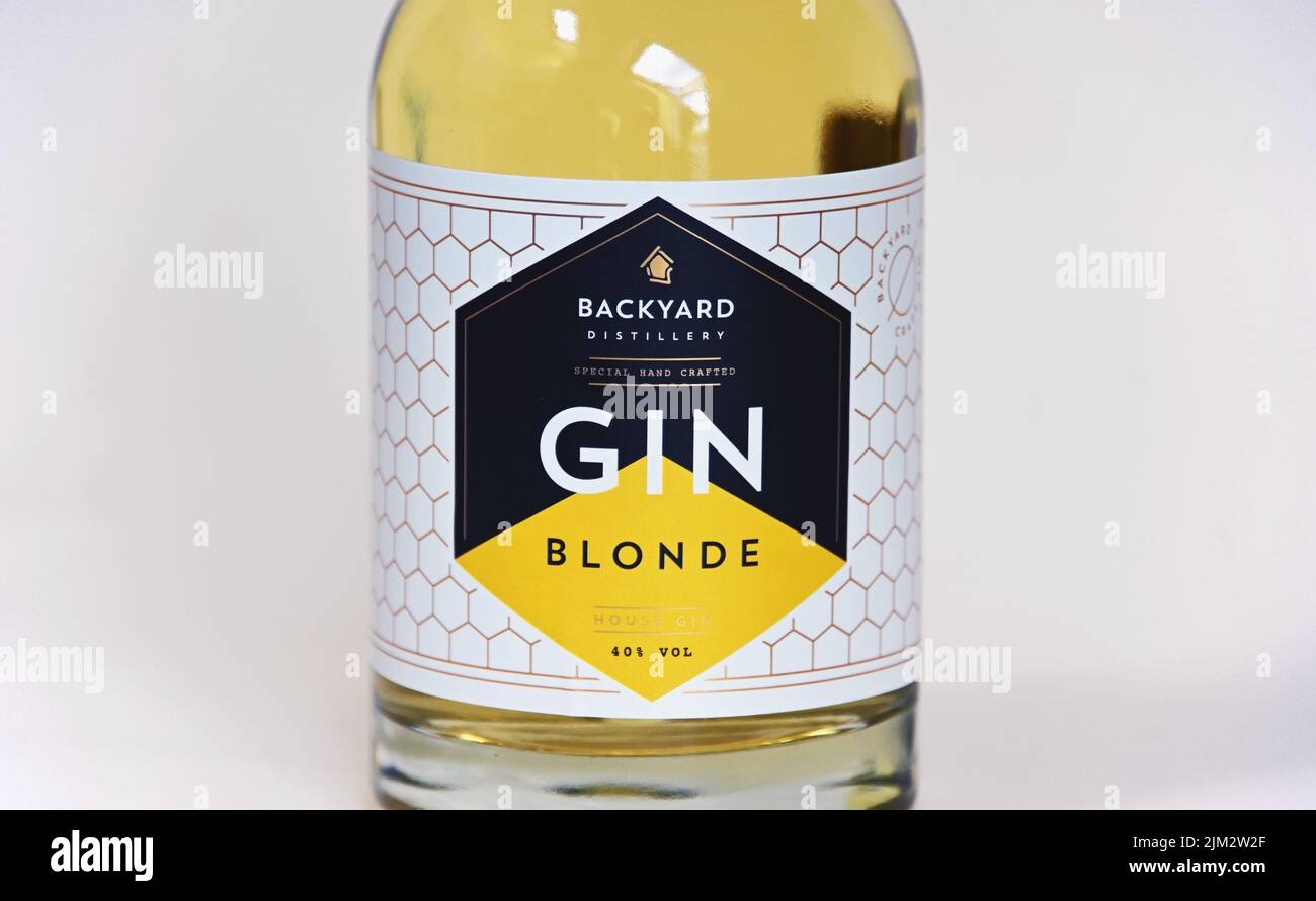Detalle de etiqueta. Botella de ginebra 'Blonde' hecha a mano. Backyard Brewery and Distillery, Walsall, West Midlands, Inglaterra, Reino Unido, Europa. Foto de stock