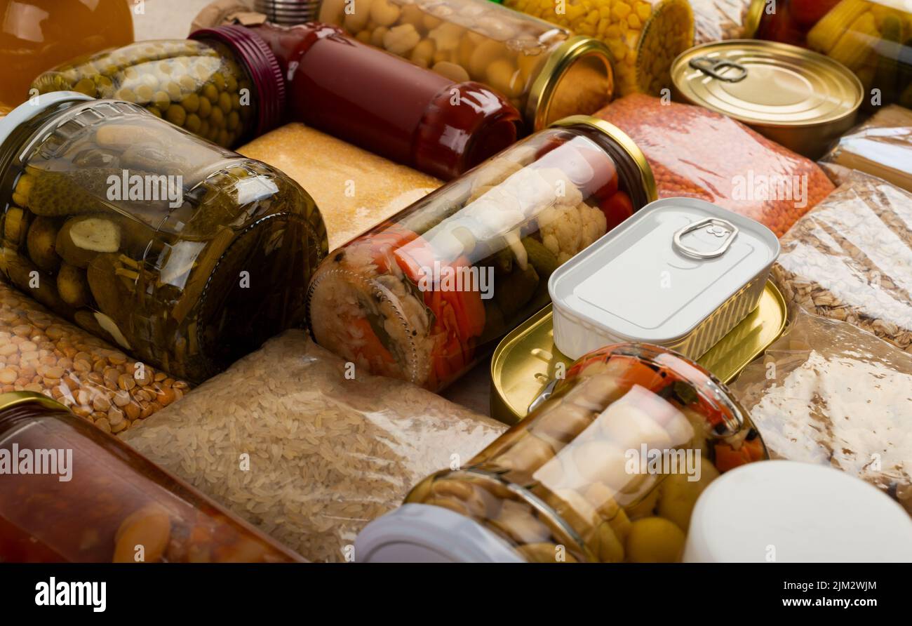 Alimentos de supervivencia de emergencia en la mesa de la cocina de madera  oscura