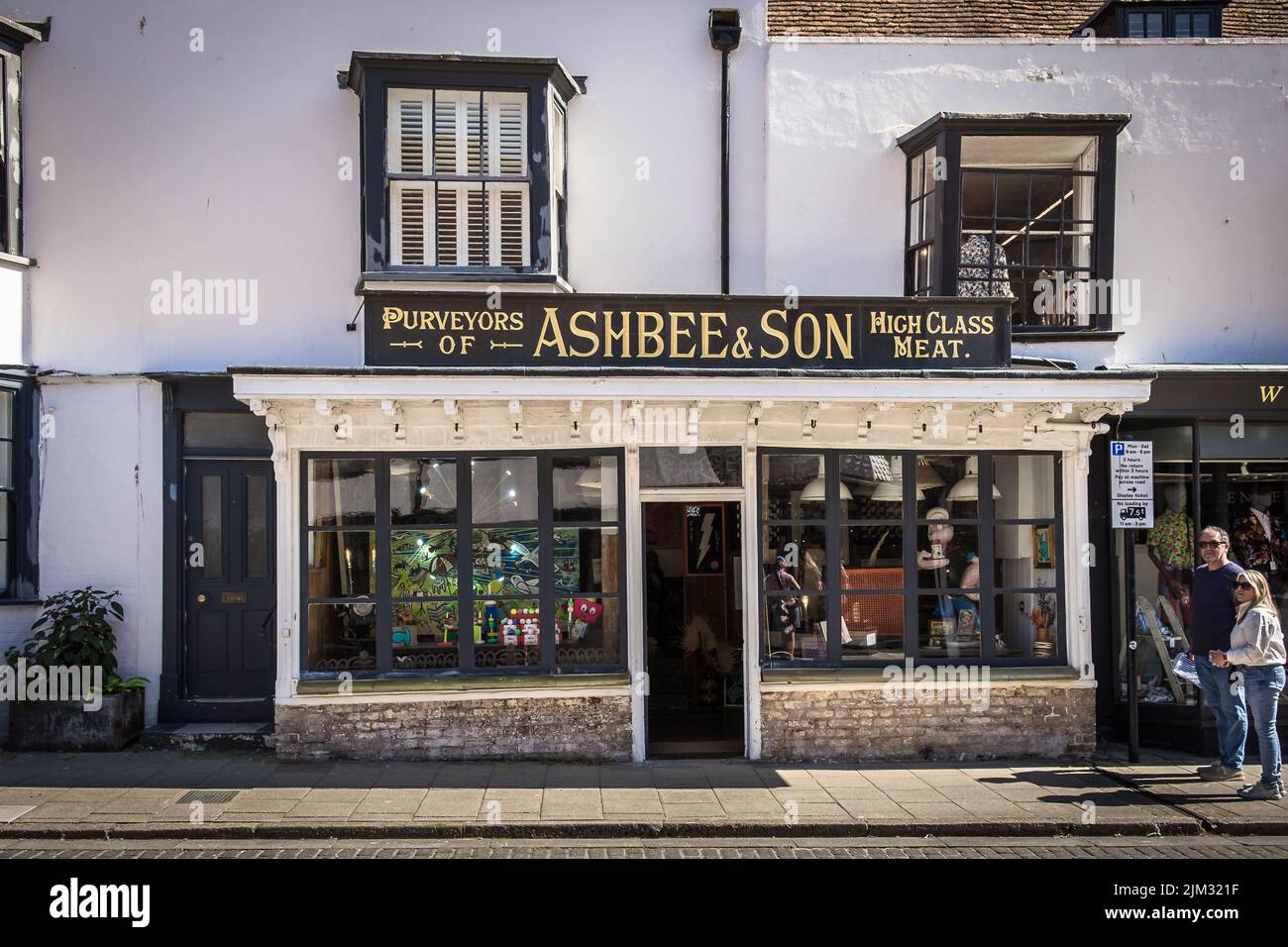 East Sussex, Inglaterra, 2022 de julio, vista de la fachada Ashbees 100, una galería tienda de curiosidades en la calle principal de Rye Foto de stock
