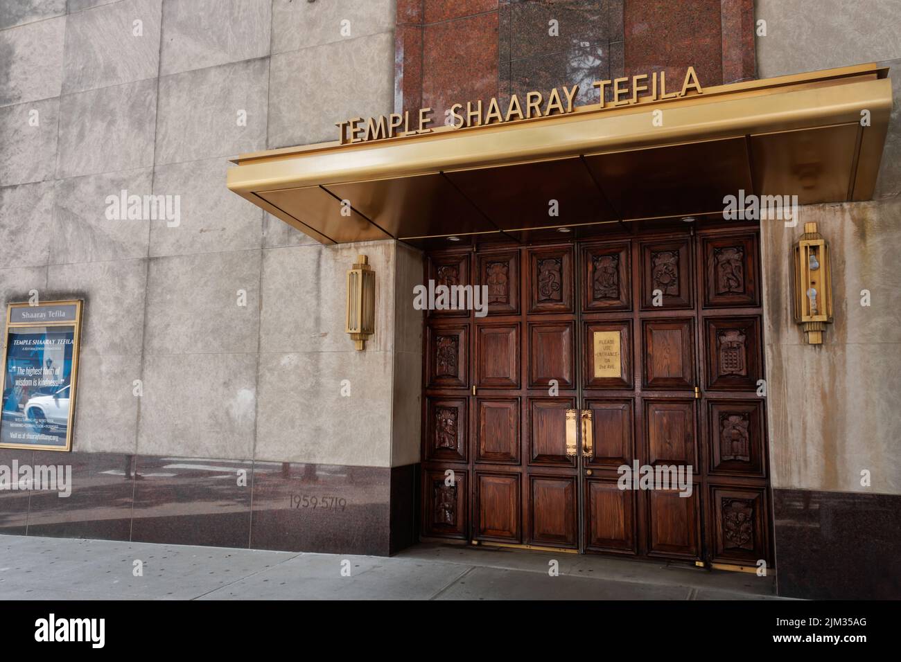 71st entrada a la calle Temple Shaaray Tefila en el Upper East Side de Manhattan, Nueva York, una Congregación Judía de Reforma Foto de stock