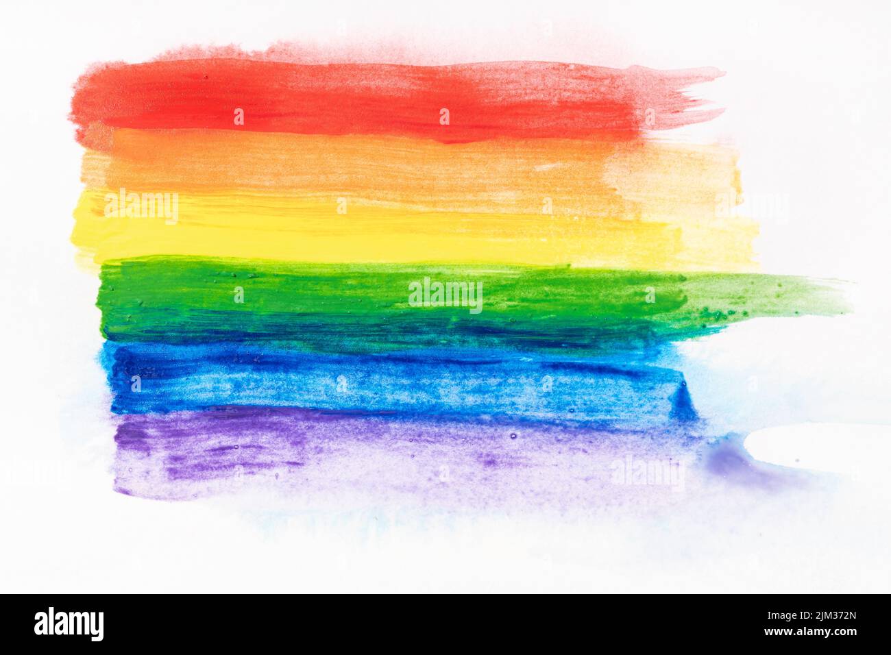 Bandera de orgullo arcoiris pintada a mano con acuarelas aisladas sobre papel de lienzo blanco. Fondo de la bandera arcoiris LGBT Foto de stock