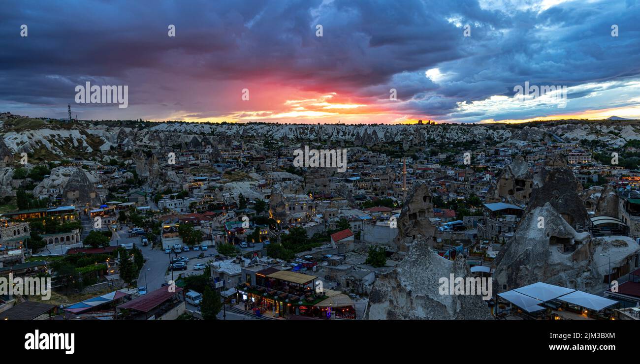 GOREME/TURQUÍA - 26 de junio de 2022: Vista panorámica de la ciudad de goreme al atardecer. Foto de stock