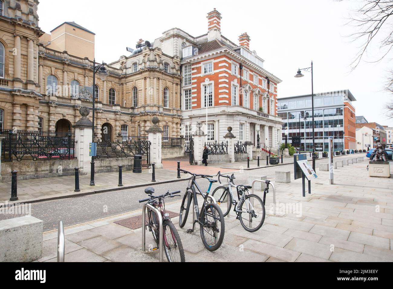 The Roseate Hotel and Reading Crown Court en Forbury, Reading, Berkshire, Reino Unido Foto de stock