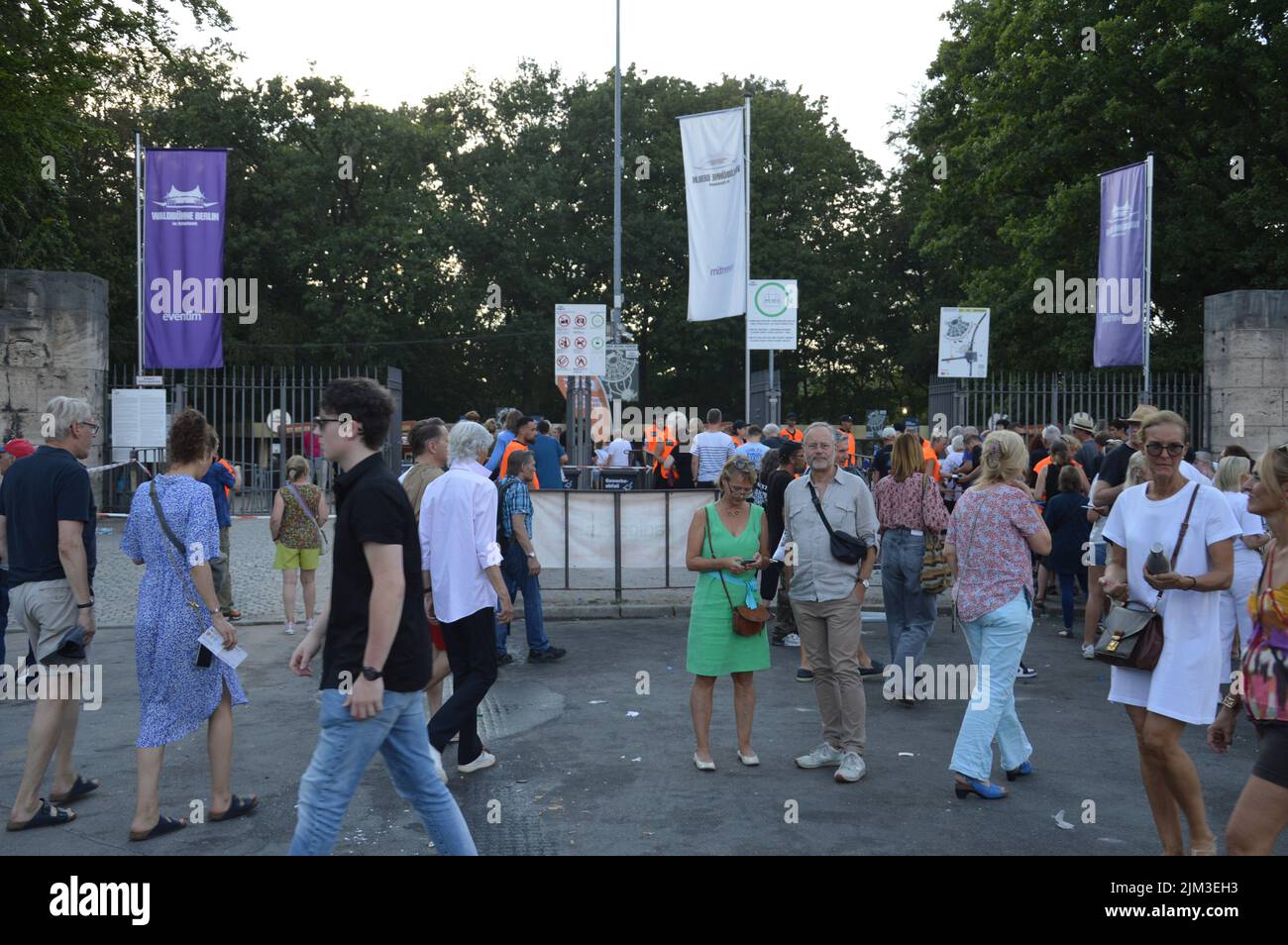Berlín, Alemania - 3 de agosto de 2022 - Los Rolling Stones en el Waldbuehne - invitados sin entradas - espectadores. (Foto de Markku Rainer Peltonen) Foto de stock