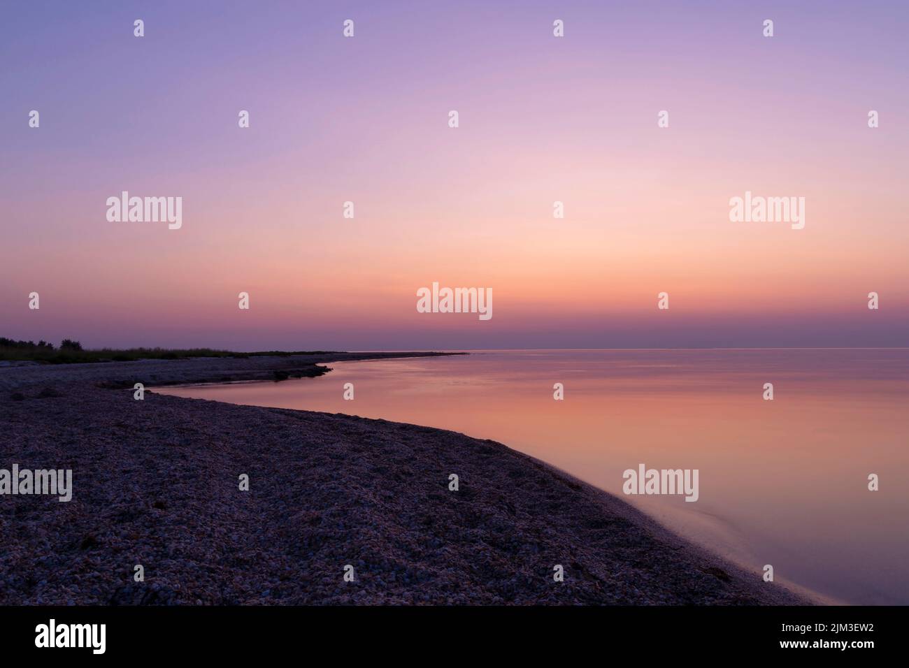 vista del pintoresco cielo del amanecer junto al mar Foto de stock