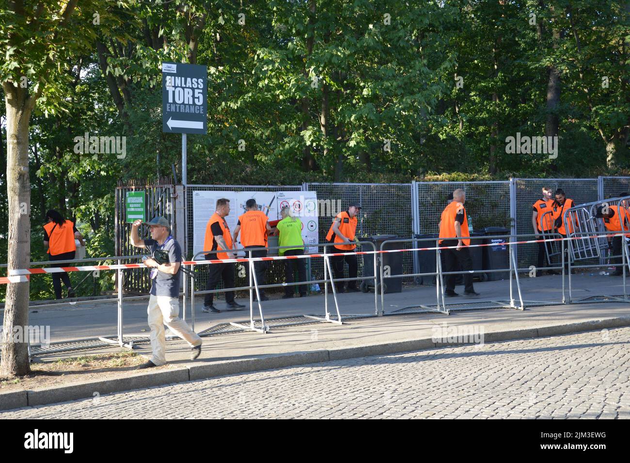 Berlín, Alemania - 3 de agosto de 2022 - Los Rolling Stones en el Waldbuehne - invitados sin entradas - espectadores. (Foto de Markku Rainer Peltonen) Foto de stock