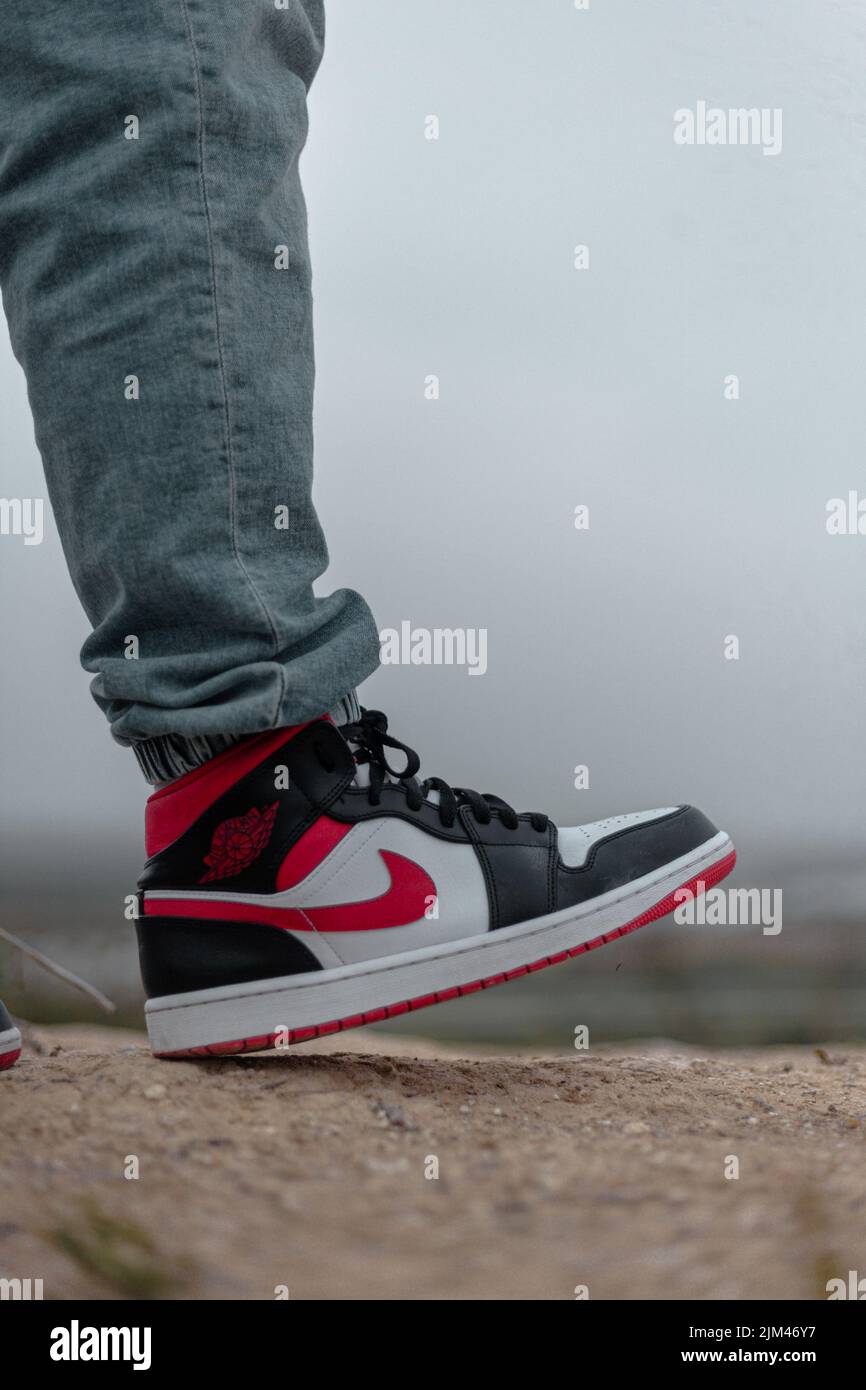 Zapatillas air jordan 1 rojo fotografías e imágenes de alta resolución -  Alamy