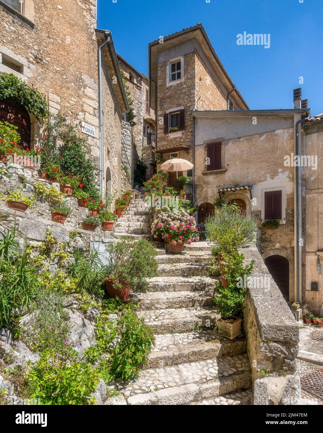 El hermoso pueblo de San Donato Val di Comino, en la provincia de Frosinone, Lazio, en el centro de Italia. Foto de stock