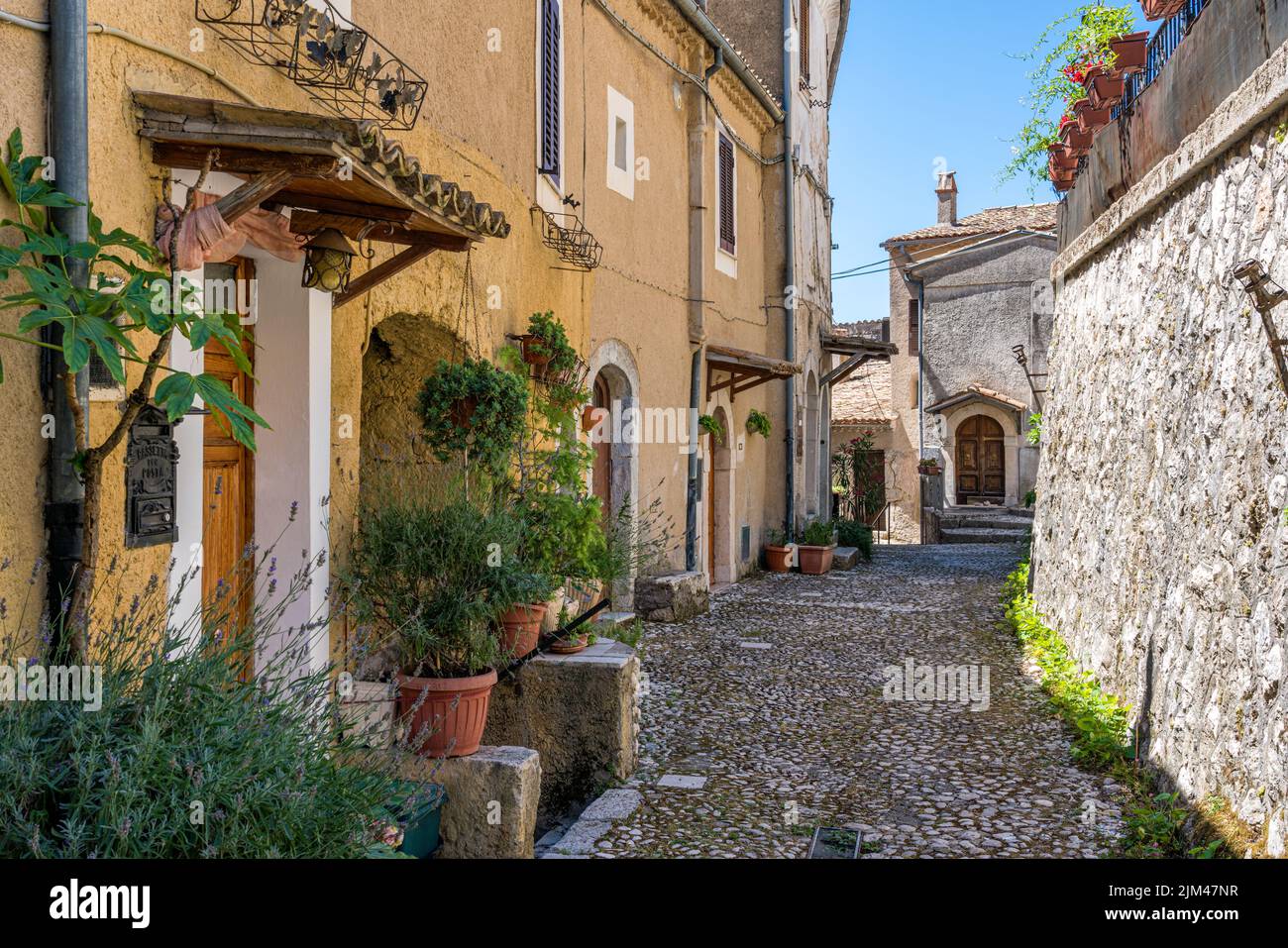 El hermoso pueblo de San Donato Val di Comino, en la provincia de Frosinone, Lazio, en el centro de Italia. Foto de stock