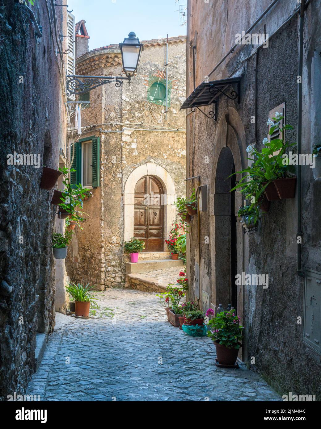 El hermoso pueblo de Bassiano, en la provincia de Latina, Lazio, en el centro de Italia. Foto de stock